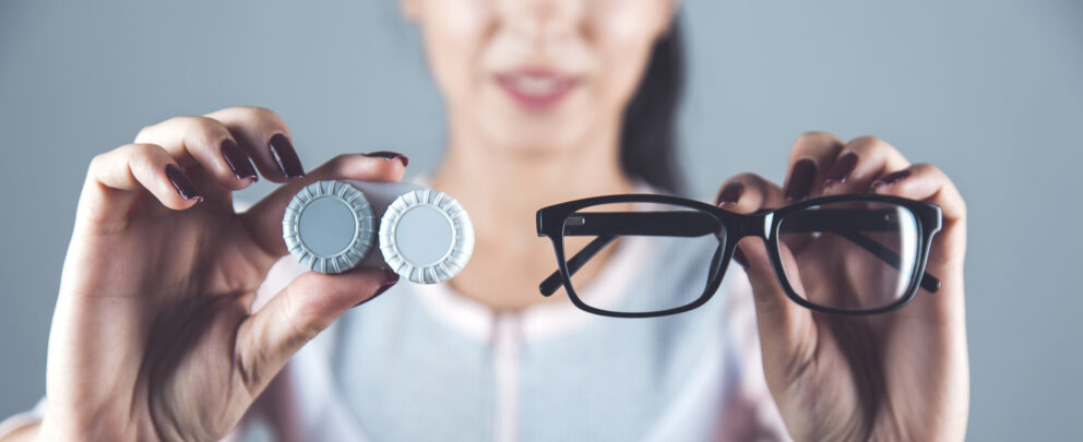 Žena drži u jednoj ruci naočale, dok u drugoj leće
