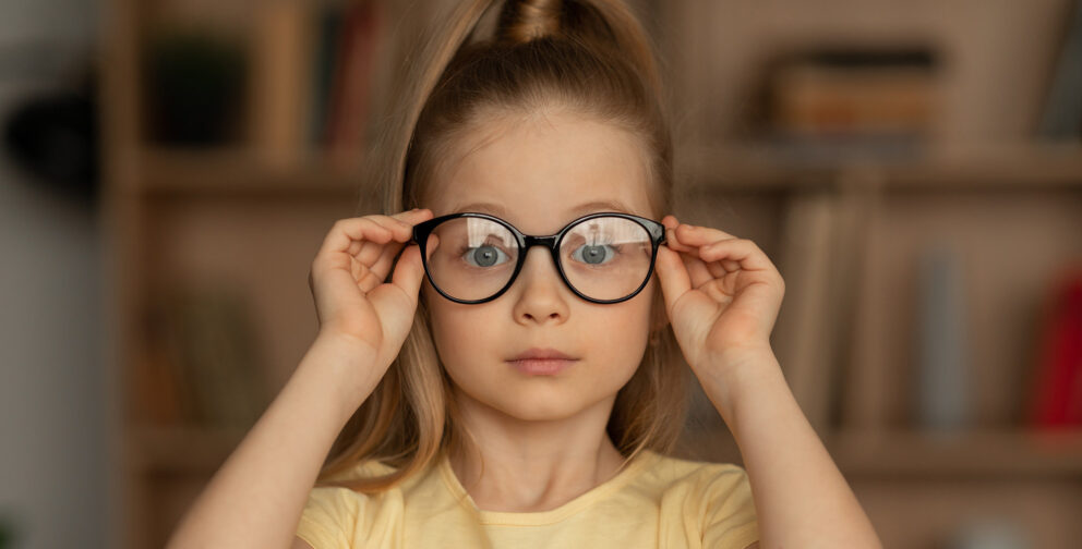 Djevojčica s naočalama za kontrolu kratkovidnosti