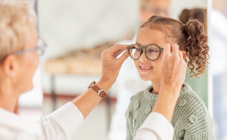 Dijete dobiva dioptrijske naočale nakon pregleda očiju