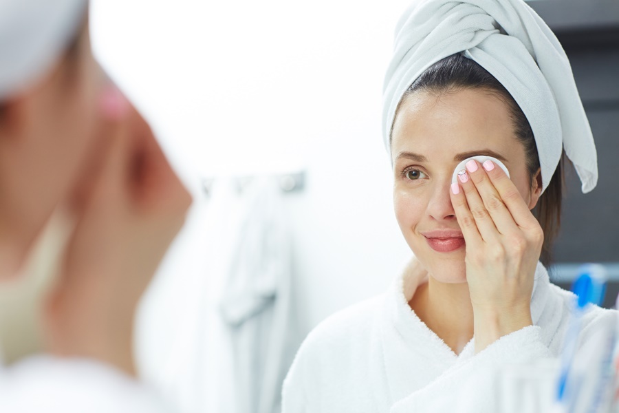 Žena koji čisti oči od šminke, higijena