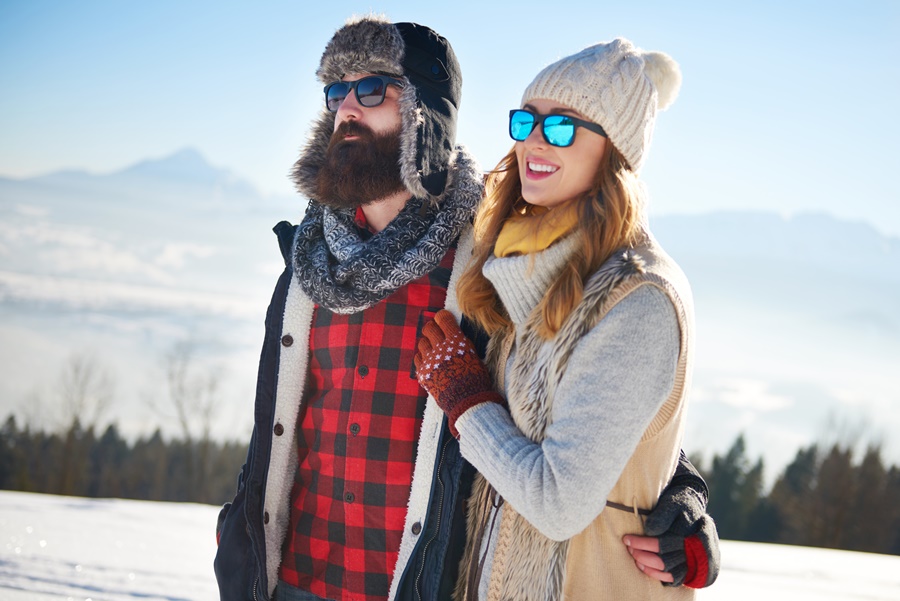 Par nosi sunčane naočale zimi