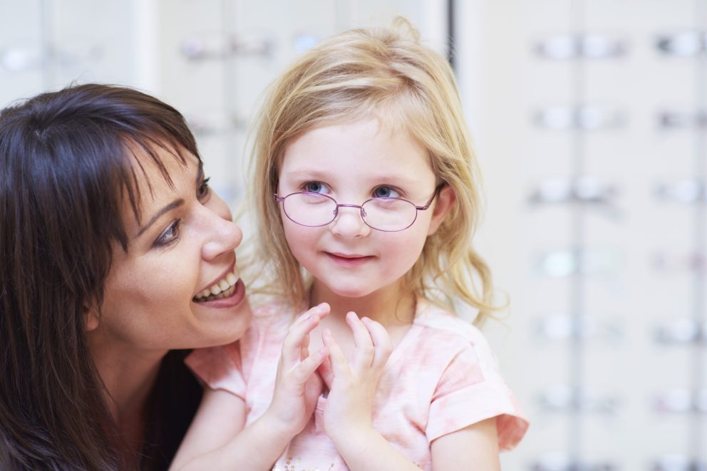 Djevojčica na pregledu s mamom i izabiru dioptrijske naočale