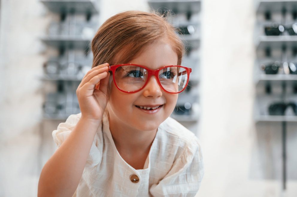Sretna djevojčica koja je izabrala crvene dioptrijske naočale