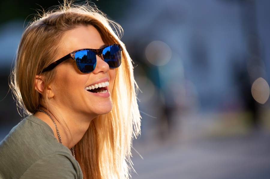 Žena sa sunčanim naočalama se smije