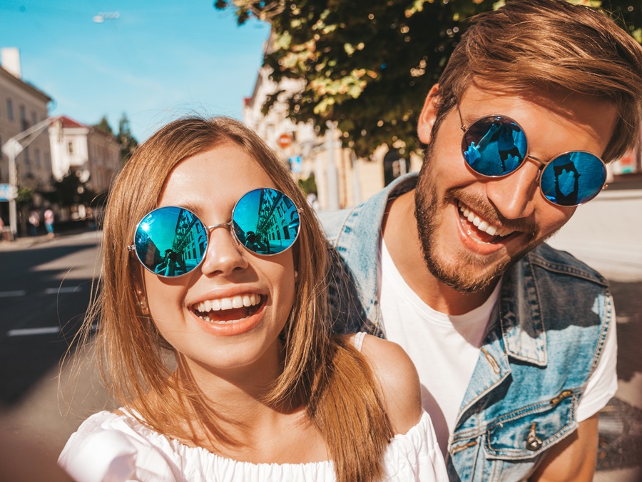 Dvoje ljudi sa sunčanim naočala tijekom ljeta